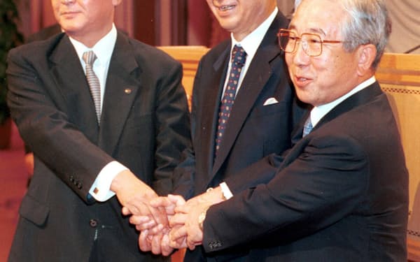 統合の会見後、握手する（右から）山本・富士銀、西村・興銀、杉田・第一勧銀の各頭取（1999年8月20日、都内、肩書は当時）