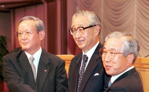 統合の会見後、握手する(右から)山本・富士銀、西村・興銀、杉田・第一勧銀の各頭取(1999年8月20日、都内、肩書は当時) 統合の会見後、握手する(右から)山本・富士銀、西村・興銀、杉田・第一勧銀の各頭取(1999年8月20日、都内、肩書は当時)