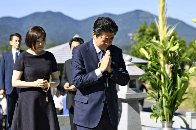 父の晋太郎元外相の墓前で手を合わせる首相。左は昭恵夫人(13日、山口県長門市) 父の晋太郎元外相の墓前で手を合わせる首相。左は昭恵夫人(13日、山口県長門市)