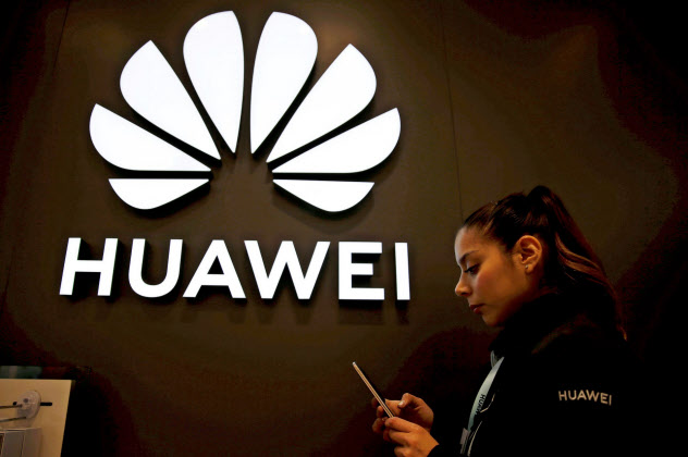 米国による事実上の禁輸措置でファーウェイの海外スマートフォン販売は失速している=ロイター 米国による事実上の禁輸措置でファーウェイの海外スマートフォン販売は失速している=ロイター