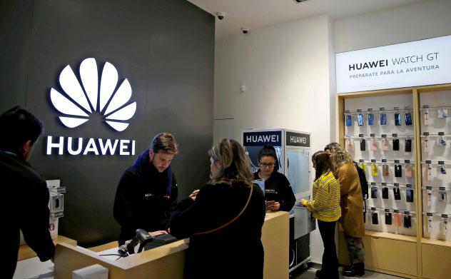 米国による禁輸強化でファーウェイのスマホ販売は下振れする可能性がある(7月、チリの販売店)=ロイター 米国による禁輸強化でファーウェイのスマホ販売は下振れする可能性がある(7月、チリの販売店)=ロイター