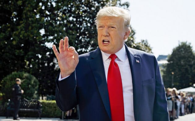 トランプ米大統領は16日にパキスタンのカーン首相とも電話していた=AP トランプ米大統領は16日にパキスタンのカーン首相とも電話していた=AP