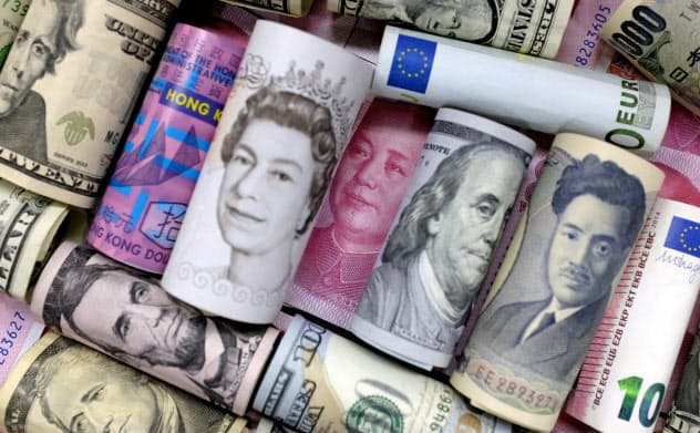 金利のかからない資金の供給が増えているにもかかわらず、世界経済は減速しており、さらなる浮揚策が必要になっている=ロイター 金利のかからない資金の供給が増えているにもかかわらず、世界経済は減速しており、さらなる浮揚策が必要になっている=ロイター