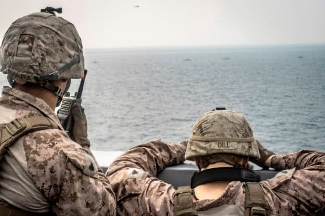 ホルムズ海峡で監視任務にあたる米海兵隊員=ロイター ホルムズ海峡で監視任務にあたる米海兵隊員=ロイター
