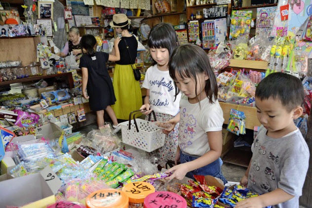 渋野日向子選手が子どもの頃によく通った駄菓子屋「坪井商店」(11日、岡山市)=共同 渋野日向子選手が子どもの頃によく通った駄菓子屋「坪井商店」(11日、岡山市)=共同