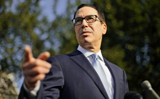 7月、記者団の質問に答えるムニューシン米財務長官=AP 7月、記者団の質問に答えるムニューシン米財務長官=AP