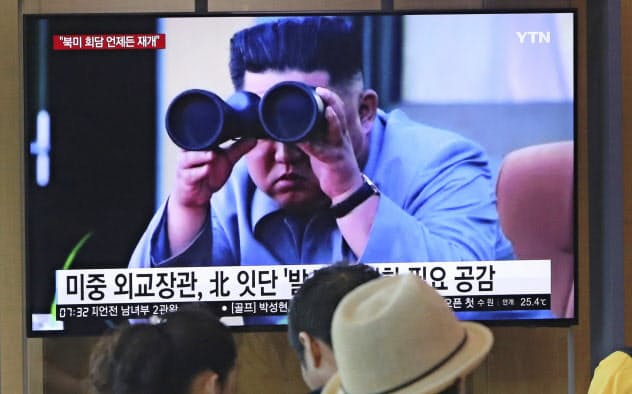米韓演習に反発する北朝鮮のニュースを報じる韓国のテレビ(2日、ソウル駅)=AP 米韓演習に反発する北朝鮮のニュースを報じる韓国のテレビ(2日、ソウル駅)=AP