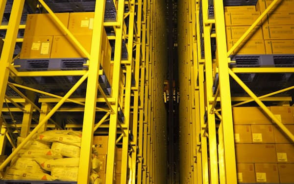 高さ30メートル近い倉庫内では、在庫管理や運搬を自動化している