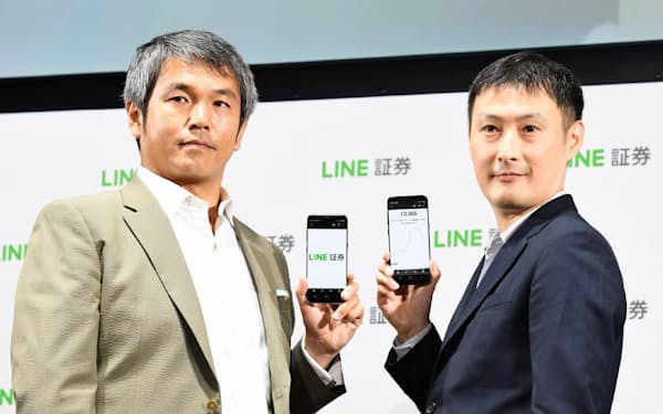 記者会見するLINE証券共同CEOの米永吉和氏(左)と落合紀貴氏（20日、東京都港区）