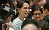 20日、日米両政府などが開催した投資フォーラムで出席者と歓談するアウン・サン・スー・チー国家顧問（ヤンゴン市内のホテル）