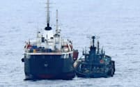 　東シナ海での「瀬取り」が疑われる北朝鮮船籍のタンカー（左）と船籍不明の小型船舶=2019年1月（防衛省提供）