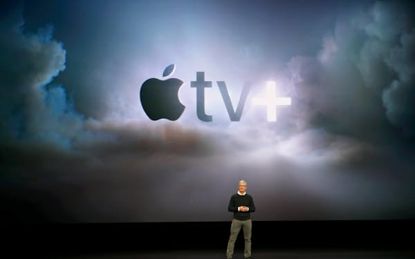 動画配信サービス「TV＋」を発表するアップルのクックCEO（3月）