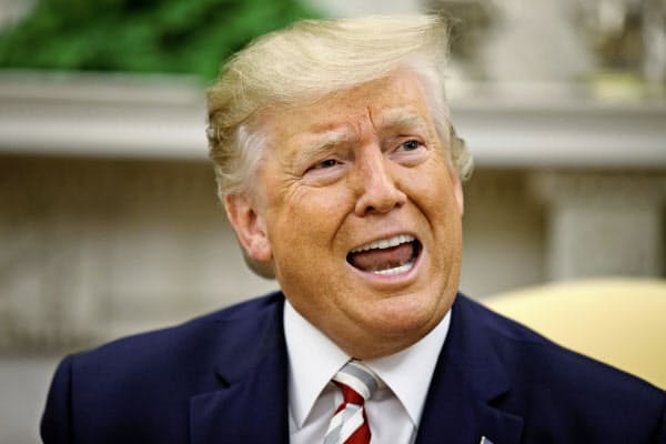 20日、ホワイトハウスで記者団に話すトランプ米大統領=AP