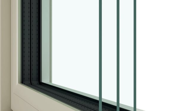 複雑な格子状にしたサッシと複数のガラスで熱を遮断（YKKAPの樹脂窓「APW430」）
