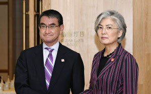 会談を前に握手する河野外相(左)と韓国の康京和外相=21日、北京郊外(共同) 会談を前に握手する河野外相(左)と韓国の康京和外相=21日、北京郊外(共同)