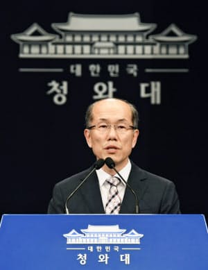  22日、日本と結んでいる軍事情報包括保護協定の破棄について記者会見する韓国大統領府の金有根・国家安保室第1次長（共同）