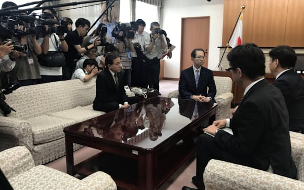 東電HDの小早川社長（右）から廃炉決定の報告を受ける内堀知事（中央）