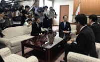 東電HDの小早川社長（右）から廃炉決定の報告を受ける内堀知事（中央）