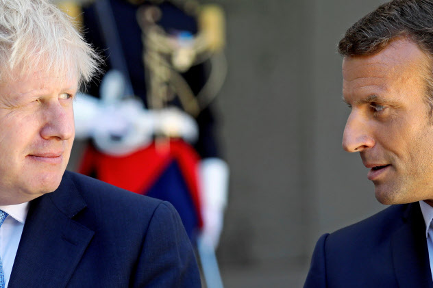 共同記者会見するマクロン仏大統領(右)とジョンソン英首相(左)=ロイター 共同記者会見するマクロン仏大統領(右)とジョンソン英首相(左)=ロイター