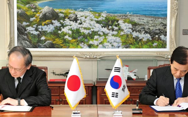 2016年11月、ソウルで日韓軍事情報包括保護協定に署名、締結する長嶺安政駐韓大使（左）と韓国の韓民求国防相=韓国国防省提供・共同