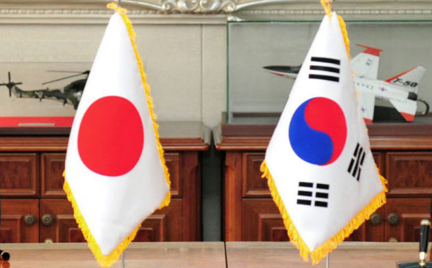 2016年11月、ソウルで日韓軍事情報包括保護協定に署名、締結する長嶺安政駐韓大使(左)と韓国の韓民求国防相=韓国国防省提供・共同 2016年11月、ソウルで日韓軍事情報包括保護協定に署名、締結する長嶺安政駐韓大使(左)と韓国の韓民求国防相=韓国国防省提供・共同