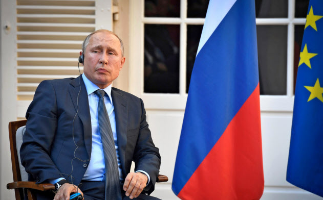ロシアのプーチン大統領はG20などG7以外の枠組みを重視する考えを示した(19日、フランス南部ブレガンソン)=ロイター ロシアのプーチン大統領はG20などG7以外の枠組みを重視する考えを示した(19日、フランス南部ブレガンソン)=ロイター