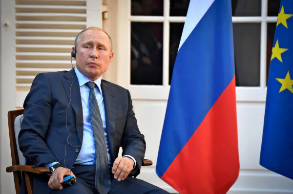 ロシアのプーチン大統領はG20などG7以外の枠組みを重視する考えを示した(19日、フランス南部ブレガンソン)=ロイター