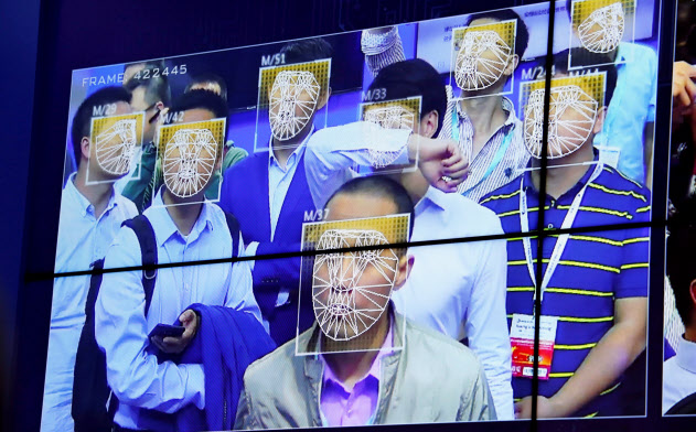 中国・深圳の公共安全に関する展示会で紹介される顔認証の技術=ロイター 中国・深圳の公共安全に関する展示会で紹介される顔認証の技術=ロイター