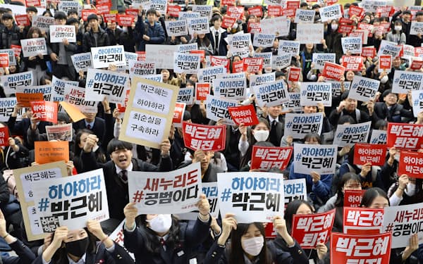 日韓がGSOMIAを締結した当時、韓国ではすでに朴槿恵大統領の退陣要求運動が高まっていた（2016年11月、ソウル中心部）=共同