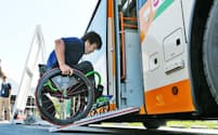 五輪会場へのアクセスを検証するため、シャトルバスに乗り込む元パラリンピック選手（11日、東京都江東区）
