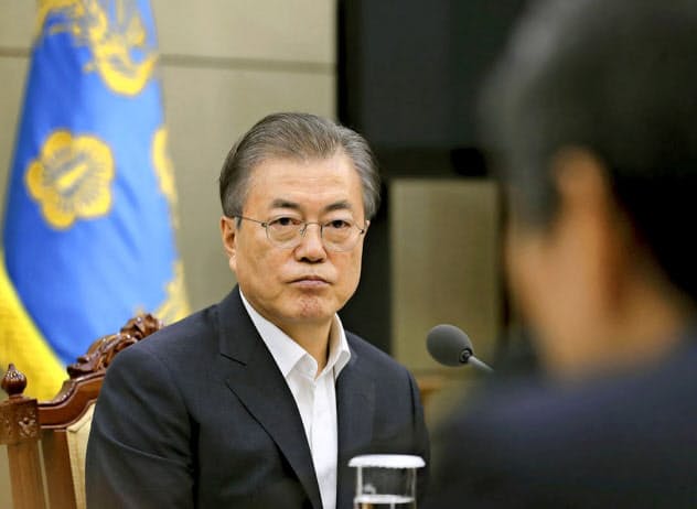 韓国政府の決定が東アジア安保を揺るがしている。22日、ソウルの韓国大統領府で開かれた会合でGSOMIAに関する報告を受ける文在寅大統領(韓国大統領府提供・共同) 韓国政府の決定が東アジア安保を揺るがしている。22日、ソウルの韓国大統領府で開かれた会合でGSOMIAに関する報告を受ける文在寅大統領(韓国大統領府提供・共同)