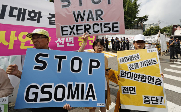 GSOMIAは韓国政府が破棄を通告しており、11月22日に有効期限が切れる(8月、GSOMIAの破棄や米韓軍事演習の中止を訴える韓国のデモ参加者)=AP GSOMIAは韓国政府が破棄を通告しており、11月22日に有効期限が切れる(8月、GSOMIAの破棄や米韓軍事演習の中止を訴える韓国のデモ参加者)=AP