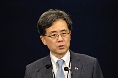 23日、日韓軍事情報協定の破棄通告を発表する韓国大統領府の金鉉宗(キム・ヒョンジョン)国家安保室第2次長=AP