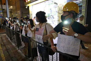 「人間の鎖」で抗議の意思を示した(23日夜、香港)