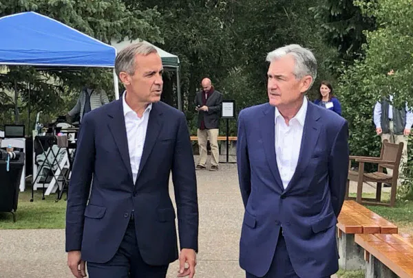 講演を終えたパウエルFRB議長(右)とカーニー・イングランド銀総裁(23日、米ジャクソンホール)