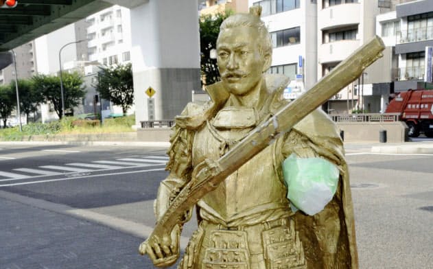 左腕の肘付近から先がもぎ取られているのが見つかった織田信長像(24日午前、名古屋市西区)=共同 左腕の肘付近から先がもぎ取られているのが見つかった織田信長像(24日午前、名古屋市西区)=共同