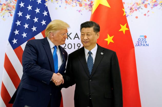 米中の関税報復合戦がエスカレートしている(6月、大阪での米中首脳会談)=ロイター 米中の関税報復合戦がエスカレートしている(6月、大阪での米中首脳会談)=ロイター