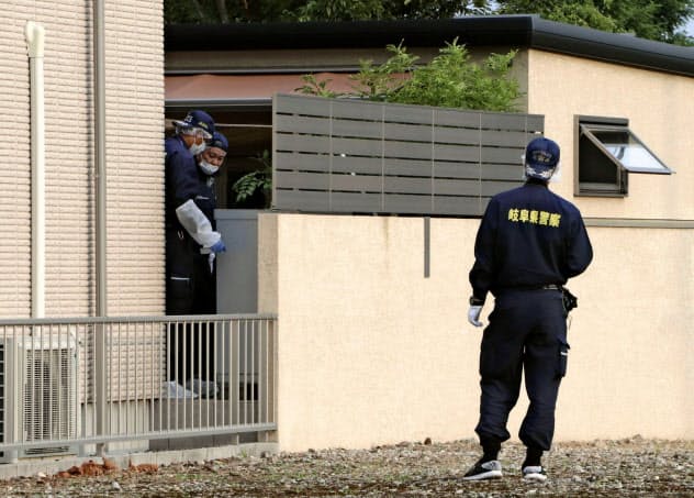 家族3人が襲われる事件があった住宅を調べる捜査員(24日午後5時38分、岐阜県北方町)=共同 家族3人が襲われる事件があった住宅を調べる捜査員(24日午後5時38分、岐阜県北方町)=共同