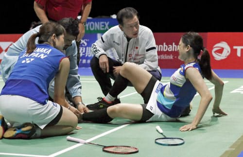 バドミントン米元 左アキレス腱断裂 世界選手権で負傷 写真 共同 日本経済新聞