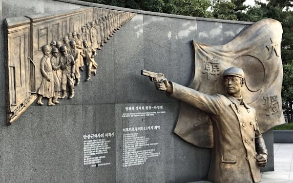 安重根による伊藤博文の暗殺の場面を描いたレリーフ（23日、韓国京畿道富川市の「安重根公園」）