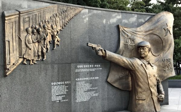 安重根による伊藤博文の暗殺の場面を描いたレリーフ(23日、韓国京畿道富川市の「安重根公園」)