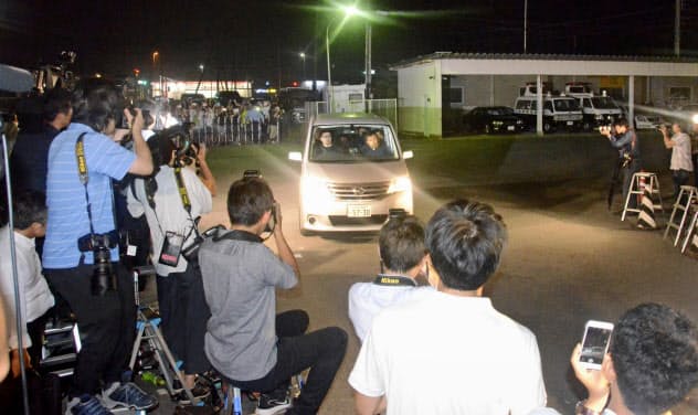 茨城県警取手署に入る宮崎文夫容疑者を乗せた車(19日午前0時6分ごろ)=共同 茨城県警取手署に入る宮崎文夫容疑者を乗せた車(19日午前0時6分ごろ)=共同