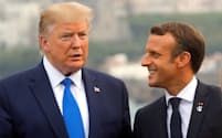 トランプ米大統領（左）を迎えるフランスのマクロン大統領（24日）=ロイター