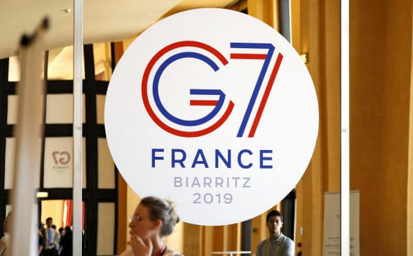 G7サミットの初日討議は夕食会の形で外交・安全保障をテーマに約2時間50分にわたった(24日、フランス南西部ビアリッツ)=共同