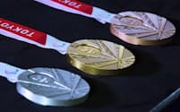 2020年東京パラリンピックの（左下から）銀、金、銅メダルの裏面