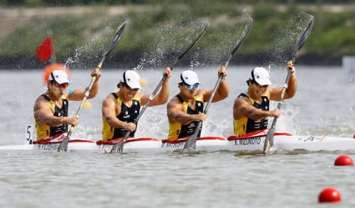 男子カヤックフォア 日本が五輪出場枠獲得 カヌー世界選手権 写真 共同 日本経済新聞