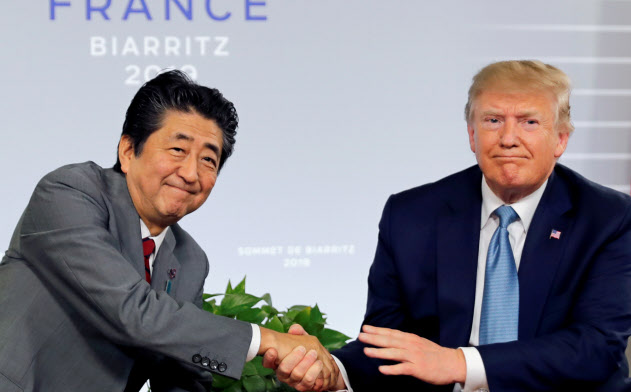 25日、日米首脳会談で握手を交わす安倍首相とトランプ米大統領(フランスのビアリッツ)=ロイター 25日、日米首脳会談で握手を交わす安倍首相とトランプ米大統領(フランスのビアリッツ)=ロイター