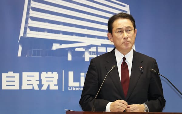 6月7日、自民党本部で参院選の公約を発表する自民党の岸田文雄政調会長