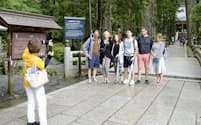 高野山・奥の院のガイドツアーに参加した外国人観光客ら（和歌山県高野町）=共同