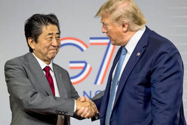 日米は貿易交渉で基本合意した(25日、フランスのビアリッツでトランプ大統領(右)と握手する安倍首相)=AP 日米は貿易交渉で基本合意した(25日、フランスのビアリッツでトランプ大統領(右)と握手する安倍首相)=AP